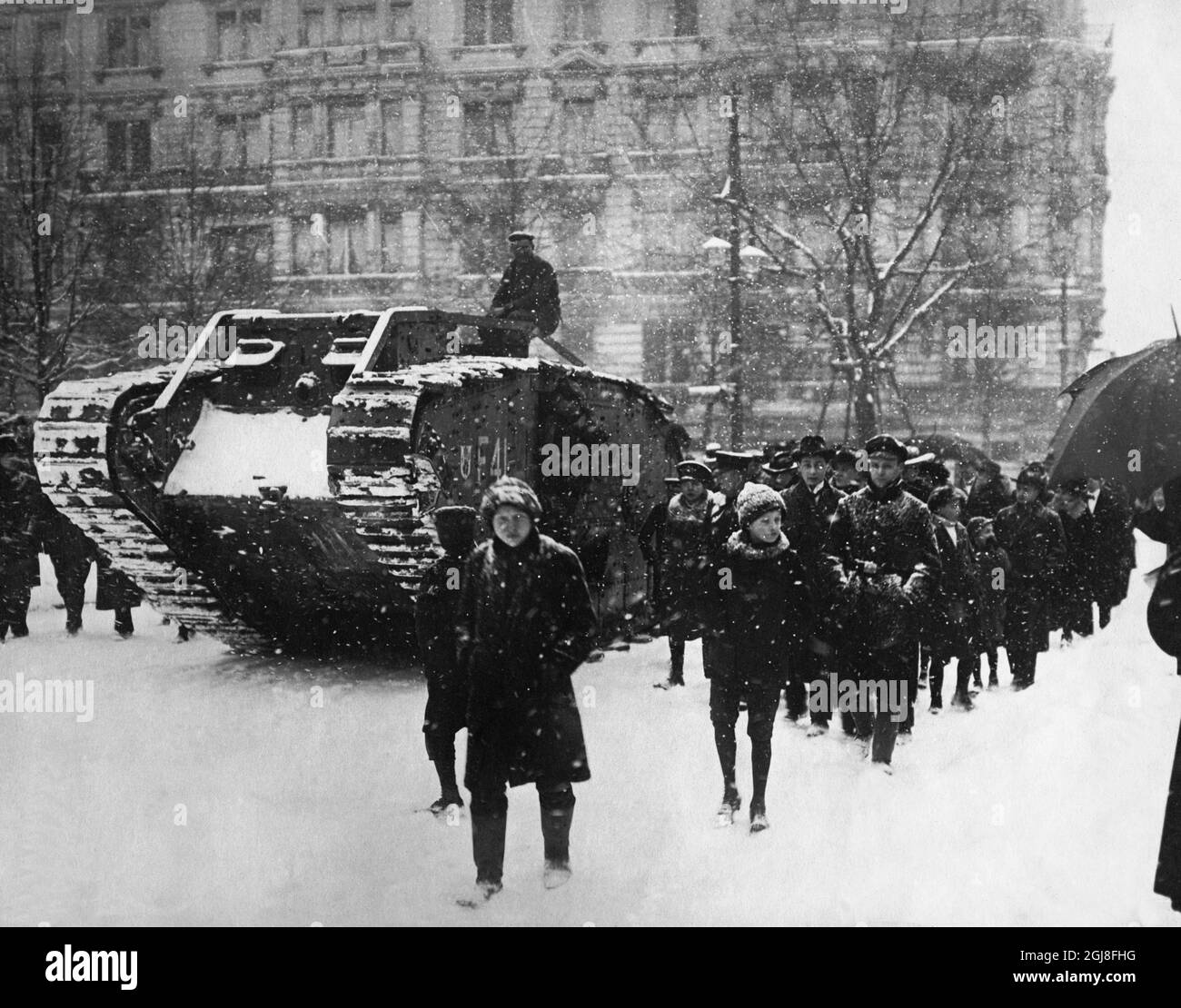 FILE 1914-1918. Picture from first world war. A german captured british tank on the streets of Berlin. ** Bild fran forsta varldskriget. En i slaget vid Cambrai av tyskarna tagen engelsk pansarvagn gor for egen maskin sitt intag pa Berlins gator. Foto:Scanpix Historical/ Kod:1900 Scanpix SWEDEN  Stock Photo