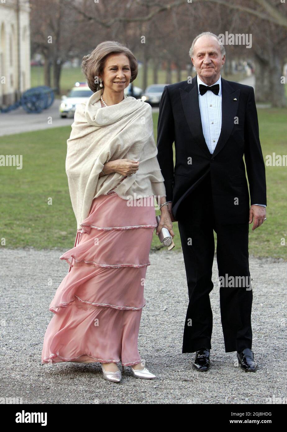 STOCKHOLM 20060429 Queen Sofia and King Juan Carlos of Spain arrive to King Carl Gustaf's private dinner celebration at the Drottningholm Palace outside Stockholm, Sweden, April 29, 2006. 300 guests were invited to the private dinner Saturday. King Carl Gustaf of Sweden officially celebrates his 60th birthday on his birthday Sunday the 30th of April. Photo Maja Suslin / SCANPIX Code 60800 Stock Photo