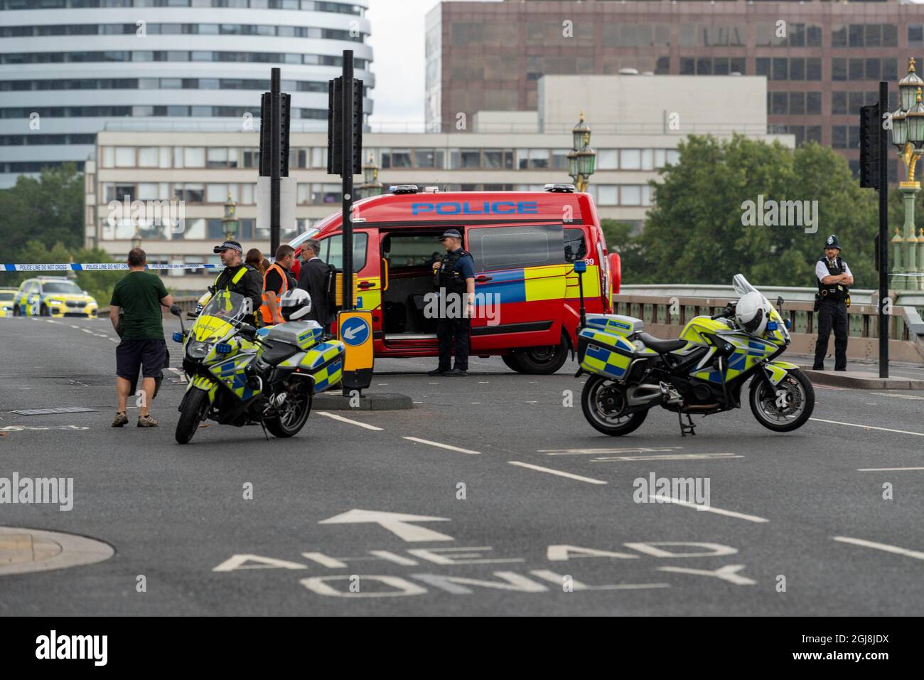 London, UK. 9th Sep, 2021. Police incident closes Westminster Bridge, London UK. It is reported that a person is on the bridge with a noose around their neck, tied to the bridge, and is treatening to jump. Police negotiators are with the man and the ambulance service is on standby Credit: Ian Davidson/Alamy Live News Stock Photo