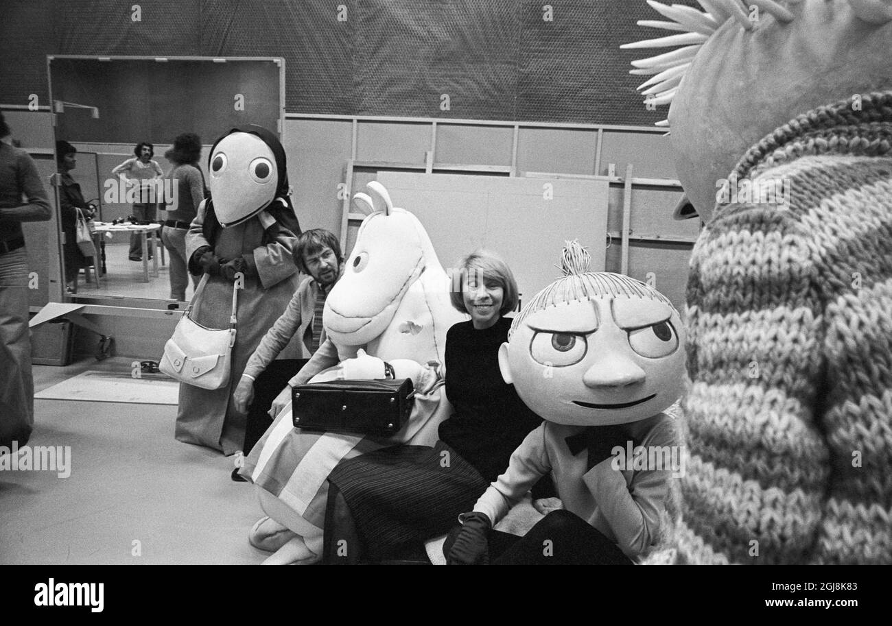 Author and illustrator Tove Jansson is seen with some of her and her brother Lars caracters from Moomin valley during the production of the Swedish television series Moomin valley which was broadcast as 1973 children's christmas advent calender. ***** Anm. Jansson, Tove, 1914-2001, finlandssvensk forfattare och konstnar. Kostymer Rollkostymer Sagor Studios Julkalendern sandes forsta gangen 1973-12-01 i TV2 Adventskalendern 1973 persons: TOVE JANSSON sites: FINLAND*;SVERIGE PhotoDate:1973-??-?? Photo: BO-AJE MELLIN / SVT / TT  Stock Photo
