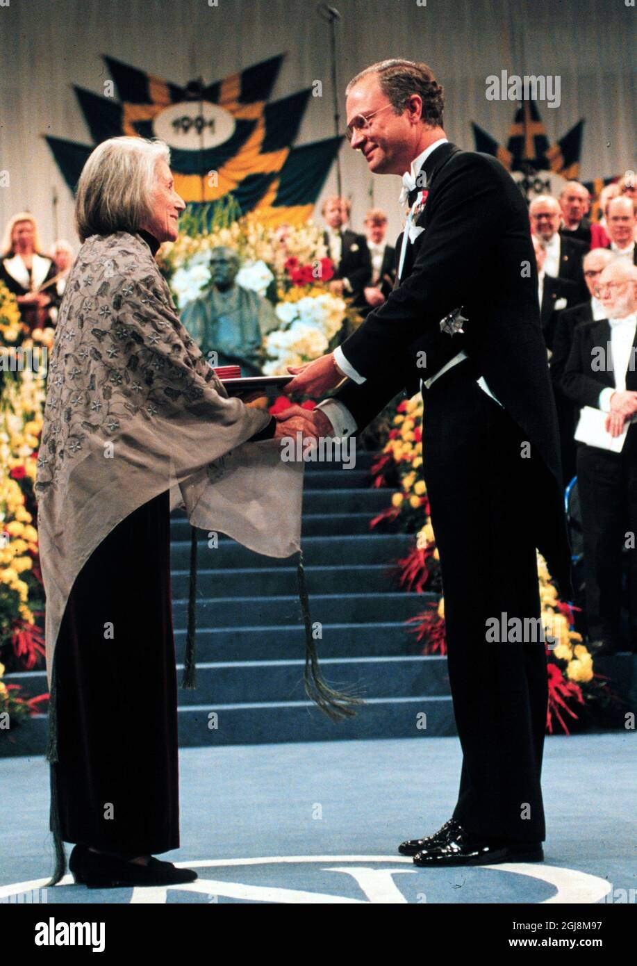 ARKIV 911210 Nadine Gordimer receives her Nobel Literature Prize from King Carl Gustaf in Stockholm, Sweden December 10, 1992. Foto: Jan Collsioo Code: 1001 COPYRIGHT SCANPIX SWEDEN  Stock Photo
