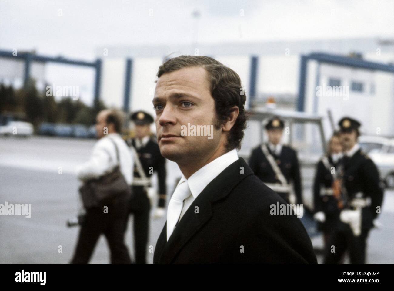 ARKIV STOCKHOLM 19721207. Kronprins Carl Gustaf i vit slips i samband med  prinsessan Sibyllas begravning. Foto: SVT Bild / Kod: 5600 Sthlm nyheter  ÃƒÂ– Stock Photo - Alamy