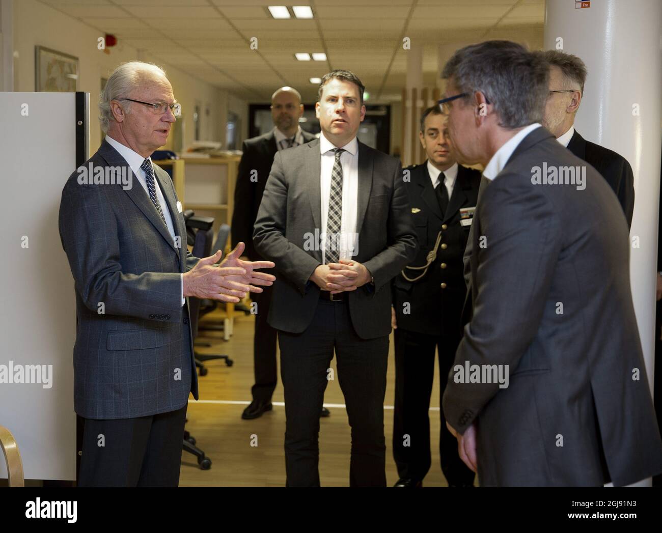 NORRKOPING 2015-02-20 King Carl Gustaf talks to officials during his visit to Â“The Migration BoardÂ” of Sweden in Norrkoping, Sweden, February 20, 2015. The Migration Board handles application for immigration to Sweden. Foto: Stefan Jerrevang / TT / Kod 60160  Stock Photo