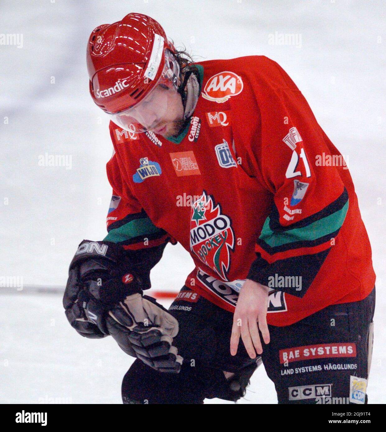Modo's Peter Forsberg looks in pain after injuring his hand following a collission with Linkoping's Johan Franzen. Forsberg is playing for Modo during the NHL strike and lock out but could now miss the rest of the season. Stock Photo