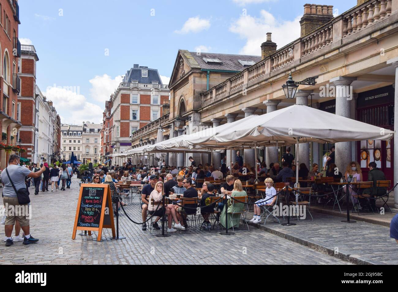 Busy restaurants and cafes at Covent Garden Market, London, United Kingdom. 10th August 2021. Stock Photo