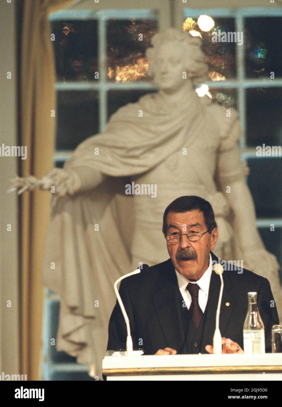 GÃ¼nter Grass, the Nobel prizewinner in literature, holding the traditional lecture at the Royal Academy in Stockholm. Behind Grass is a statue of the founder of the academy, King Gustaf III of Sweden. Photo: Jonas Ekstromer code 1030 COPYRIGHT SCANPIX SWEDEN  Stock Photo