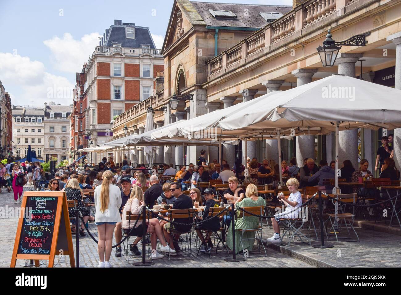 Busy restaurants and cafes at Covent Garden Market, London, United Kingdom. 10th August 2021. Stock Photo