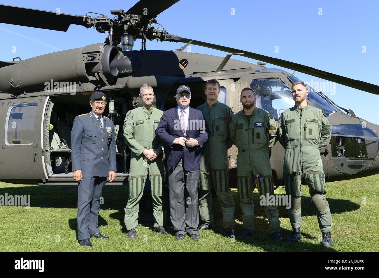 STOCKHOLM 2015-08-19 US Senator John McCain (C) and Supreme commander of the Swedish Armed Forces Sverker Goranson (L) pose for a photo with the crew of a Swedish Black Hawk helicopter at the Gardet Park in Stockholm, Sweden, August 19, 2015, before taking-off for a flight to the Berga Naval base. McCain visited Sweden together with senators John Barrasso (R) and Sheldon Whitehouse (D) Wednesday to discuss the US/Swedish defence cooperation. Photo: Anders Wiklund / TT / Kod 10040  Stock Photo