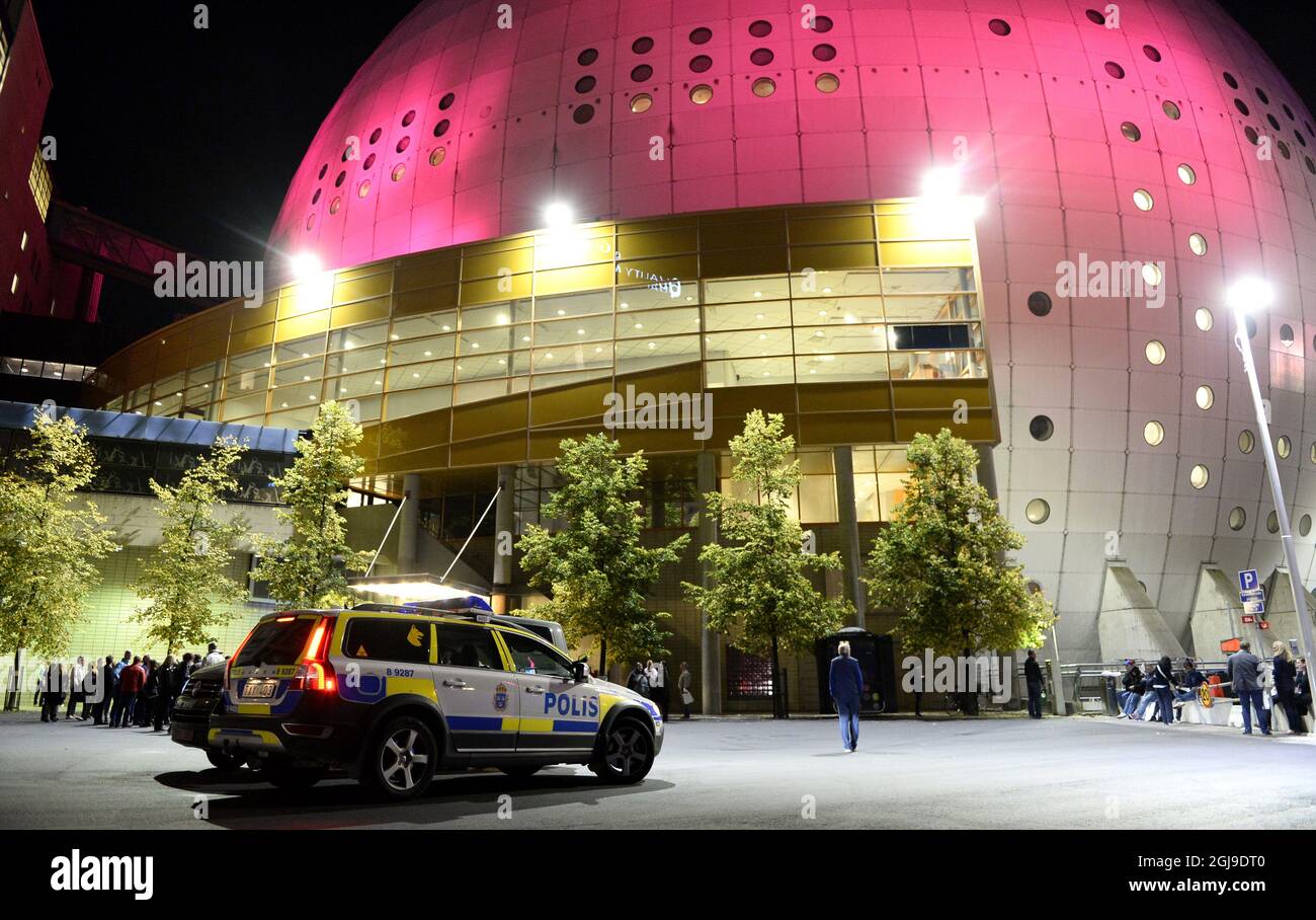 STOCKHOLM 2015-09-20 Police and concertgoers wait for the U2 concert outside the Ericsson Globe Arena in Stockholm, Sweden, September 20, 2015. After a two hour long delay, an evacuation of the arena and extra security checks Sundays U2 concert was finally cancelled. The concert will be held Tuesday. Photo: Pontus Lundahl / TT / Code 10050 Stock Photo
