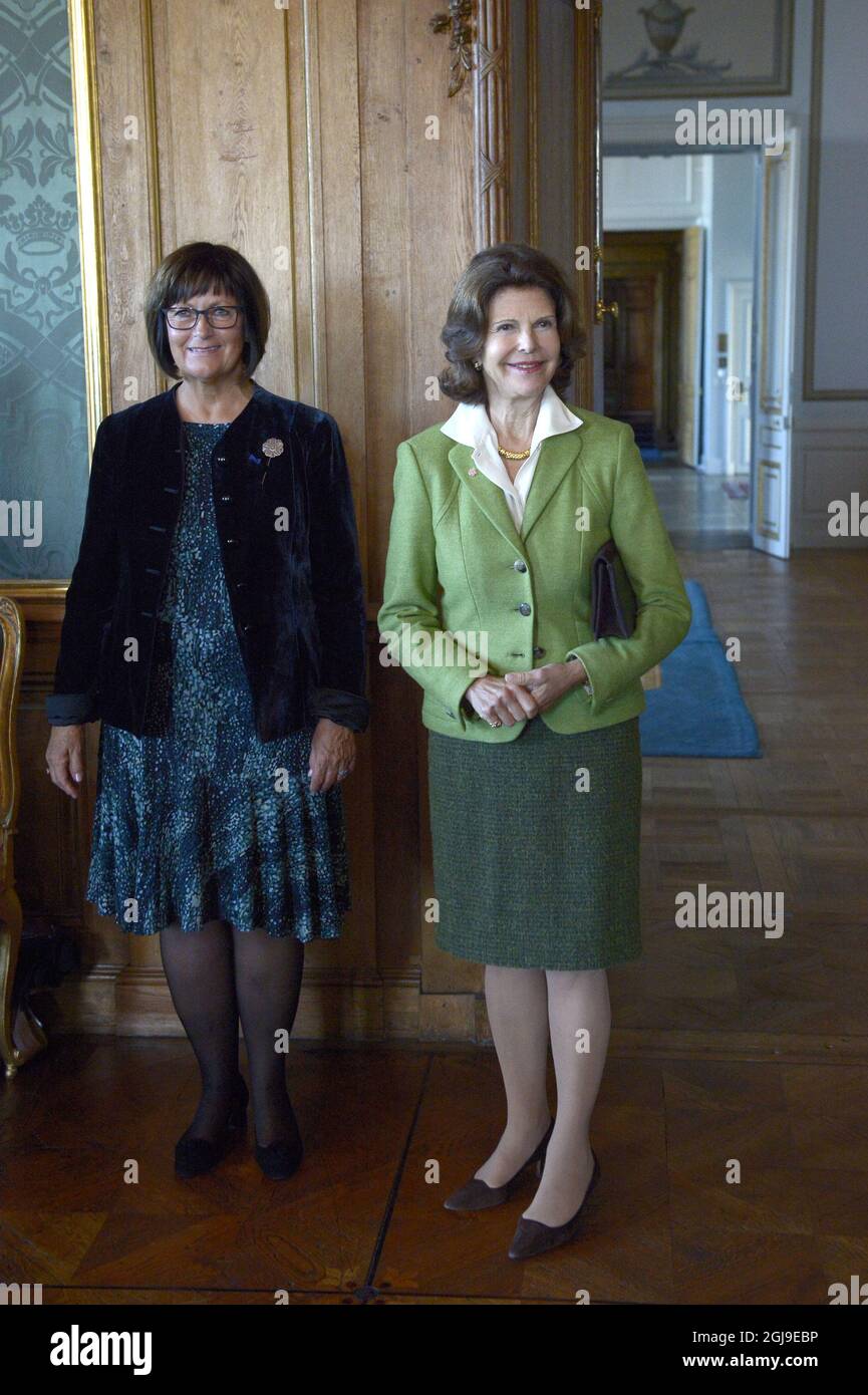 STOCKHOLM 20150930 Lena Holm, Secretary Genaral at th Mayflower Foundation and Queen Silvia at the diploma award ceremony for Mayflower 2015 at the Royal Palace in Stockholm September 30, 2015. Foto: Janerik Henriksson / TT kod 10010  Stock Photo