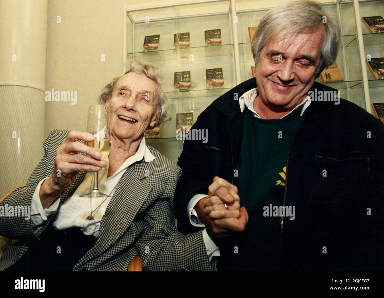 STOCKHOLM 1996-11-20. Fike Swedis writer Henning Mankell together with Astrid Lindgren when Mankell received the Astrid Lindgren award in Stockholm, Sweden November 20, 1996. mankell died Monday Henning Mankell was a Swedish crime writer, political activist and dramatist, best known for a series of crime novels starring his most famous creation, Inspector Kurt Wallander. Wallander has been filmed both with Swedish actor Krister Henriksson and British actor Kenneth Branagh in the leading roles. Mankell was 67. Foto: Gunnar Seijbold / TT / Kod: 1024  Stock Photo