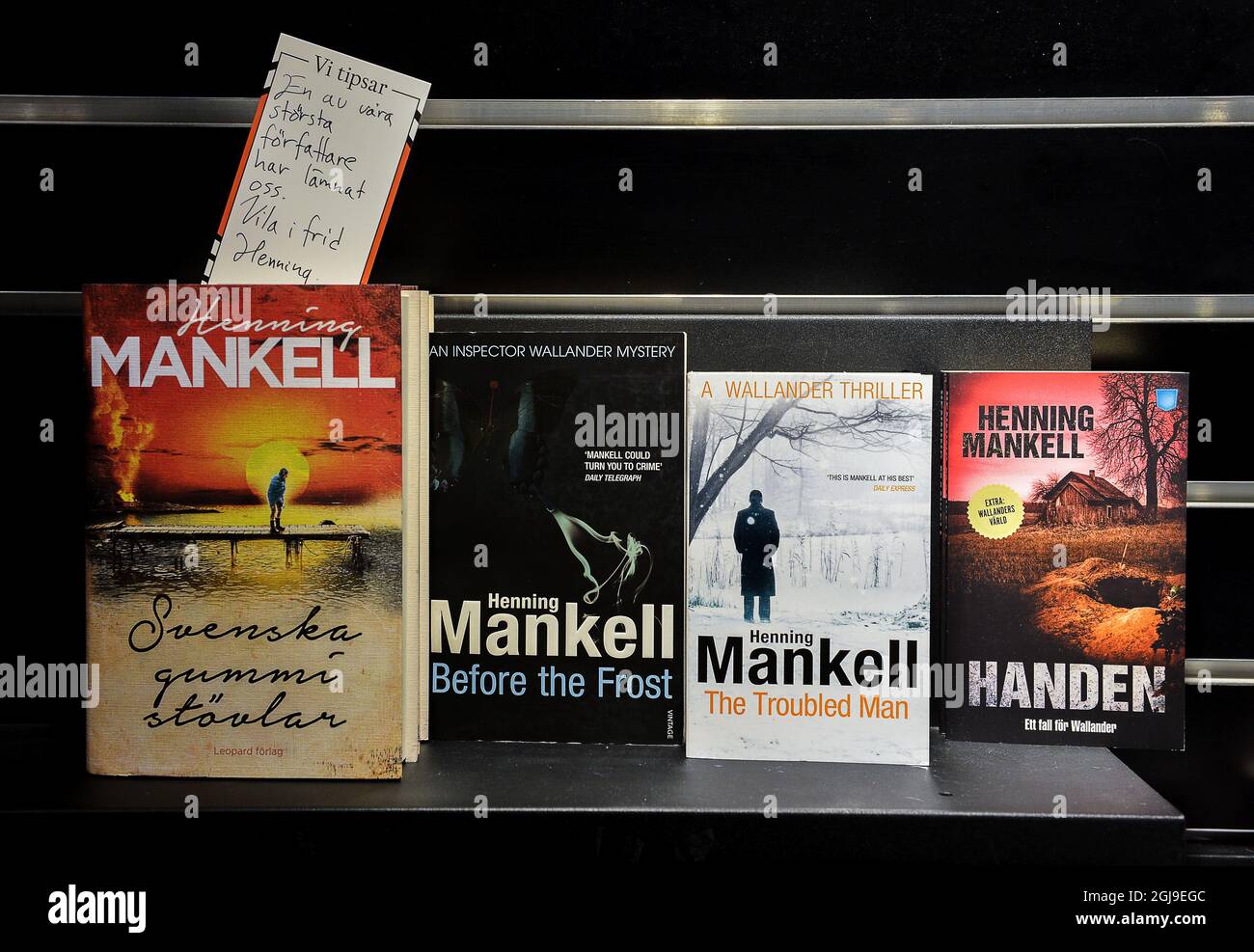 STOCKHOLM 2015-10-05 A note saying 'Rest in peace, one of our greatest writers' on a book of Henning Mankells on a shelf in a book store in Stockholm, Sweden, October 5, 2015. Henning Mankell died Monday. Henning Mankell was a Swedish crime writer, political activist and dramatist, best known for a series of crime novels starring his most famous creation, Inspector Kurt Wallander. Wallander has been filmed both with Swedish actor Krister Henriksson and British actor Kenneth Branagh in the leading roles. Mankell was 67. Foto Jonas Ekstromer / TT / kod 10030  Stock Photo