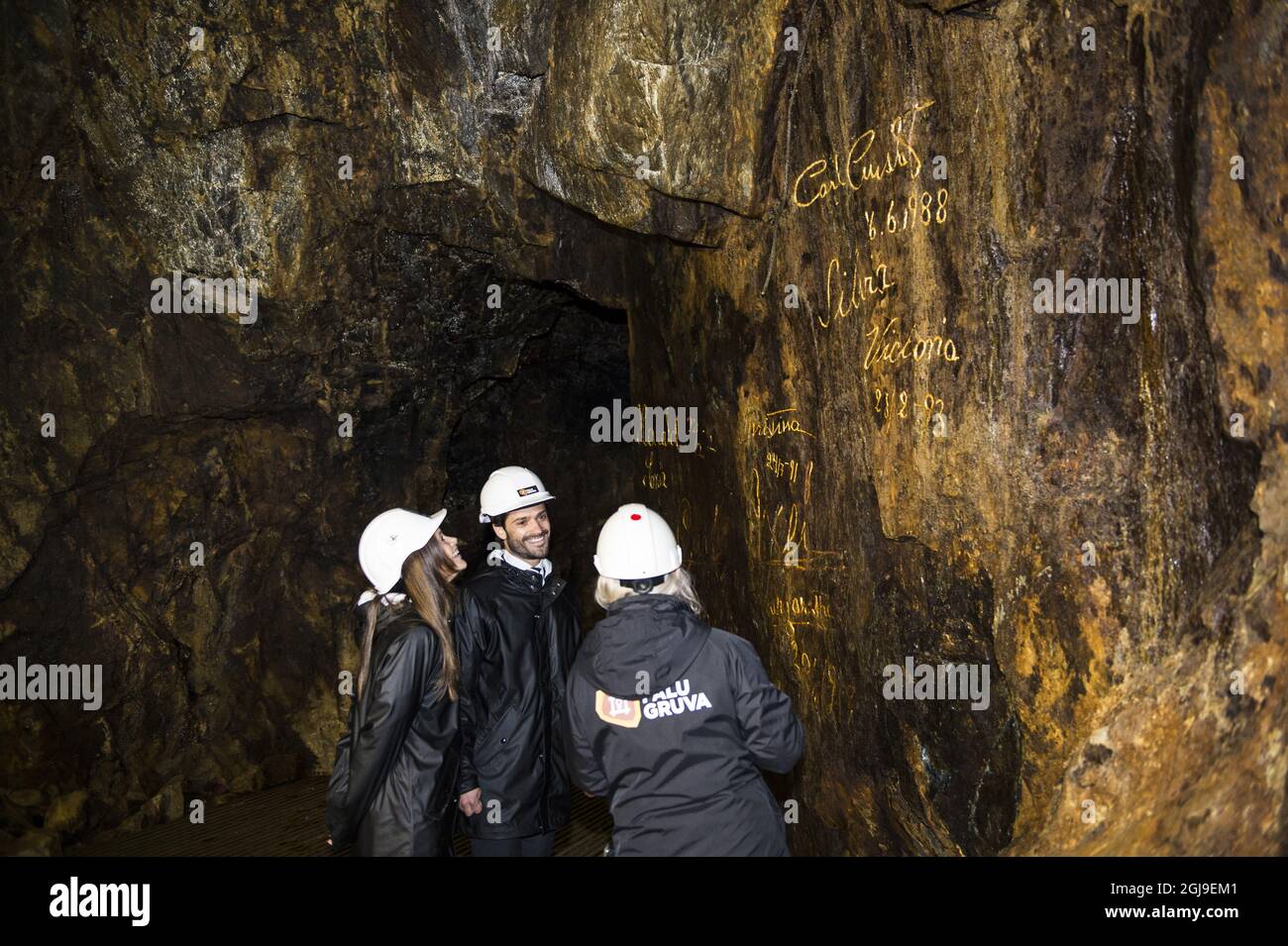 FALUN 2015-10-05 Price Carl Philip and Princess Sofia wrigting their names on the wall beside the King, Queen and Crown Princess Victoria's signature. Prince Carl Philip and Princess Sofia are seen inside the Falu Copper Mine in Falun Dalecarlia, Sweden October 5, 2015. The Prince couple is on an official visit to Dalecarlia which is Princess SofaÂ’s home county. Foto: Pontus Lundahl / TT / kod 10050  Stock Photo