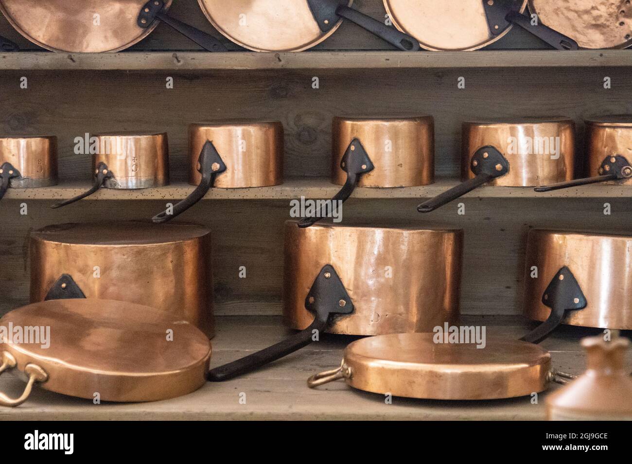 Copper pots used in the old kitchen in Cawdor Castle Stock Photo Alamy