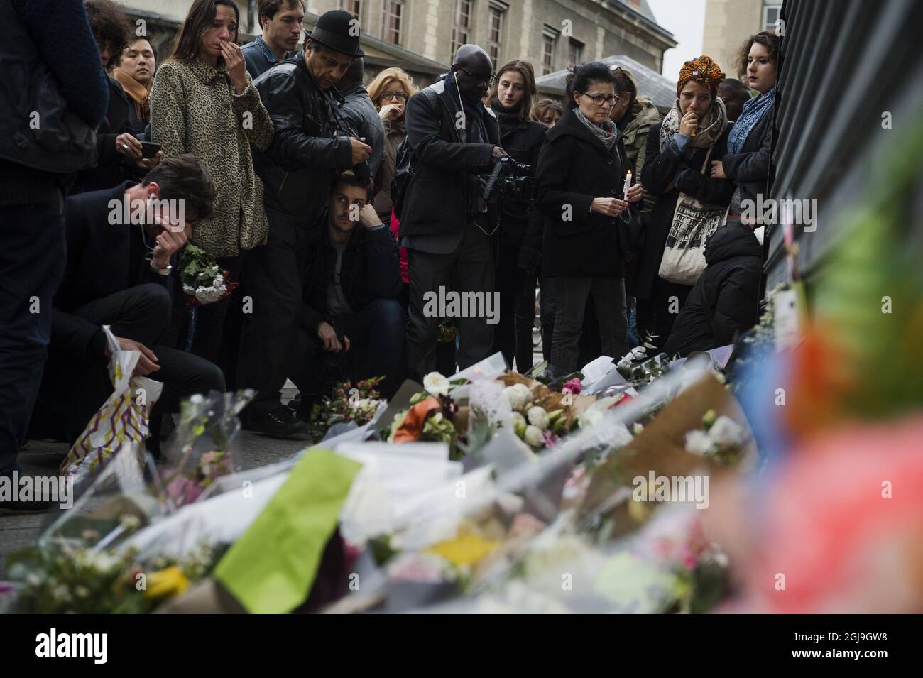 PARIS 2015-11-14 Sorjande och blommor utanfor restaurangen Le Petit Cambodge i Paris pa lordagen. Fredagens terrorattack i Paris kravde over 120 dodsoffer. Foto: Vilhelm Stokstad / TT kod 13370 Stock Photo