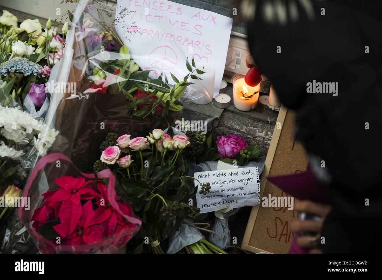 PARIS 2015-11-14 Blommor utanfor restaurangen Le Petit Cambodge i Paris pa lordagen. Fredagens terrorattack i Paris kravde over 120 dodsoffer. Foto: Vilhelm Stokstad / TT kod 13370 Stock Photo