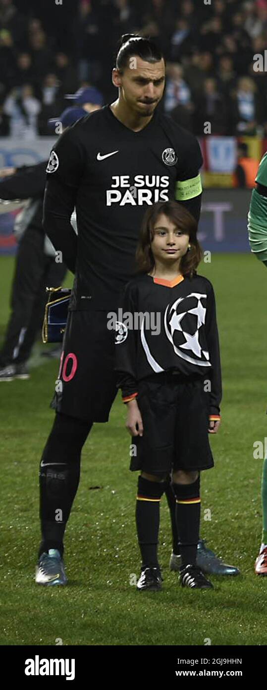 MALMO 2015-11-25 Paris SG's Zlatan Ibrahimovic wearing the Je suis Paris  jersey and 8 year old Bianca before the ChampionsÃ¢Â€Â™ League Group A  soccer match between Malmo FF and Paris Saint-Germain FC