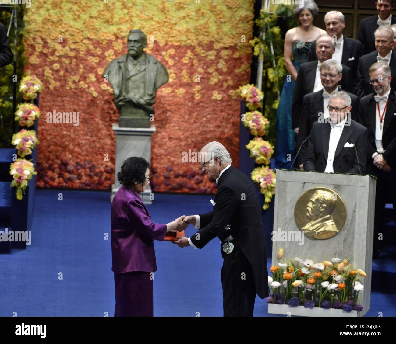 STOCKHOLM 2015-12-10 Youyou Tu of the China Academy of Traditional Chinese Medicine, Beijing, China receives The Nobel Prize in Physiology or Medicine 2015 from King Carl Gustaf of Sweden during the Nobel award ceremony in the Concert Hall in Stockholm, Sweden, December 10, 2015 Foto: Claudio Bresciani / TT / Kod 10090  Stock Photo