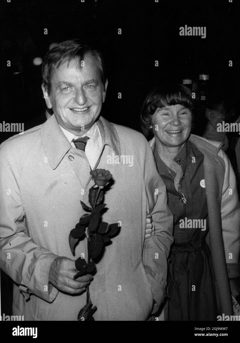 19850915 STOCKHOLM. Prime Minister Olof Palme and his wife Lisbeth after parliamentary elections in 1985. It is 25 years since former Swedish Prime Minister and Party Leader of the Social Democrats Olof Palme was shot to death at the Sveavagen street in central Stockholm, February 28, 1986. Foto: Sven-Erik Sjoberg / SCANPIX code 53  Stock Photo