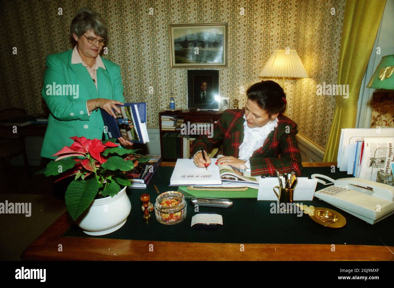 STOCKHOLM 1993-12 * For Your Files* Queen Silvia of Sweden is seen in her study at the Royal Palace in Stockholm, Sweden, December, 1993. The Queen is seen signing her book before her 50th birthday. Foto Leif Blom / TT-Bild code 50080  Stock Photo