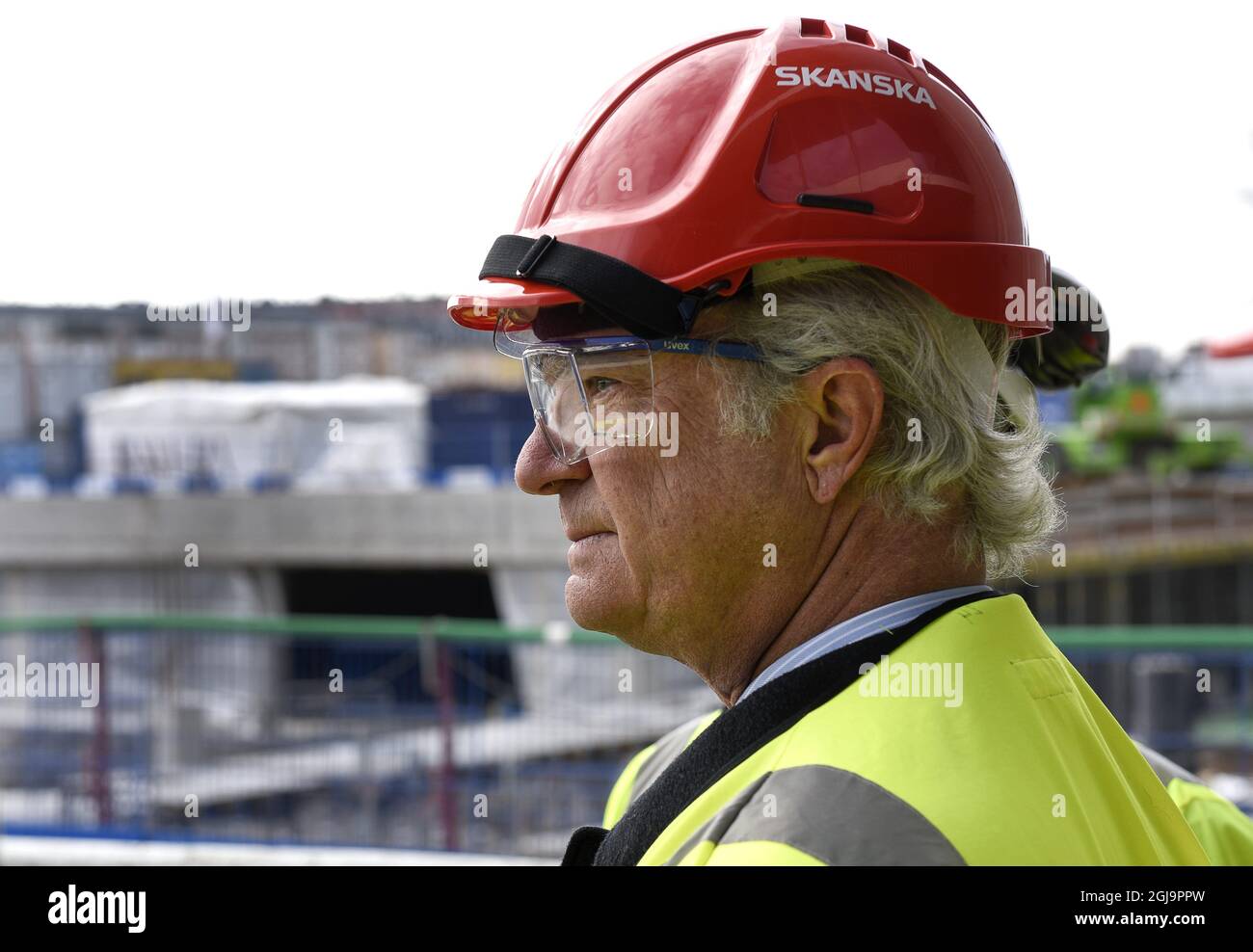 STOCKHOLM 20150325 King Carl Gustaf is seen in a protective helmet duirng a visit to a construction site in Stockholm Foto: Anders Wiklund / TT / kod 10040 Stock Photo