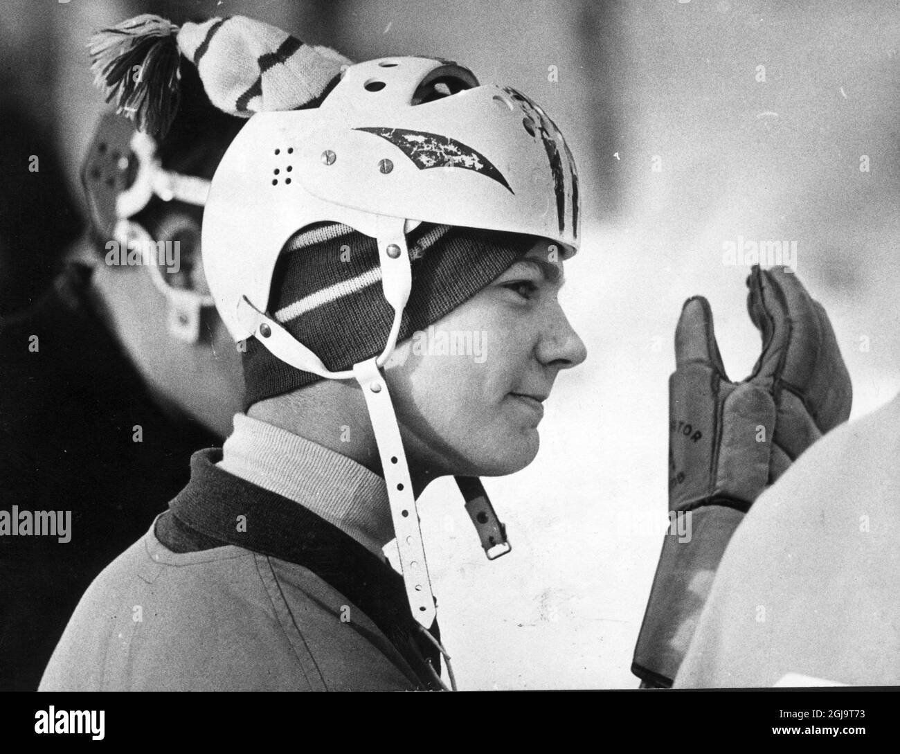 ARKIV 1963 - Bonnierarkivet. Kronprins Carl Gustaf i hockeyhjalm och  hockeyhandskar. Foto: Bonnier Arkiv Kod: 3001 COPYRIGHT