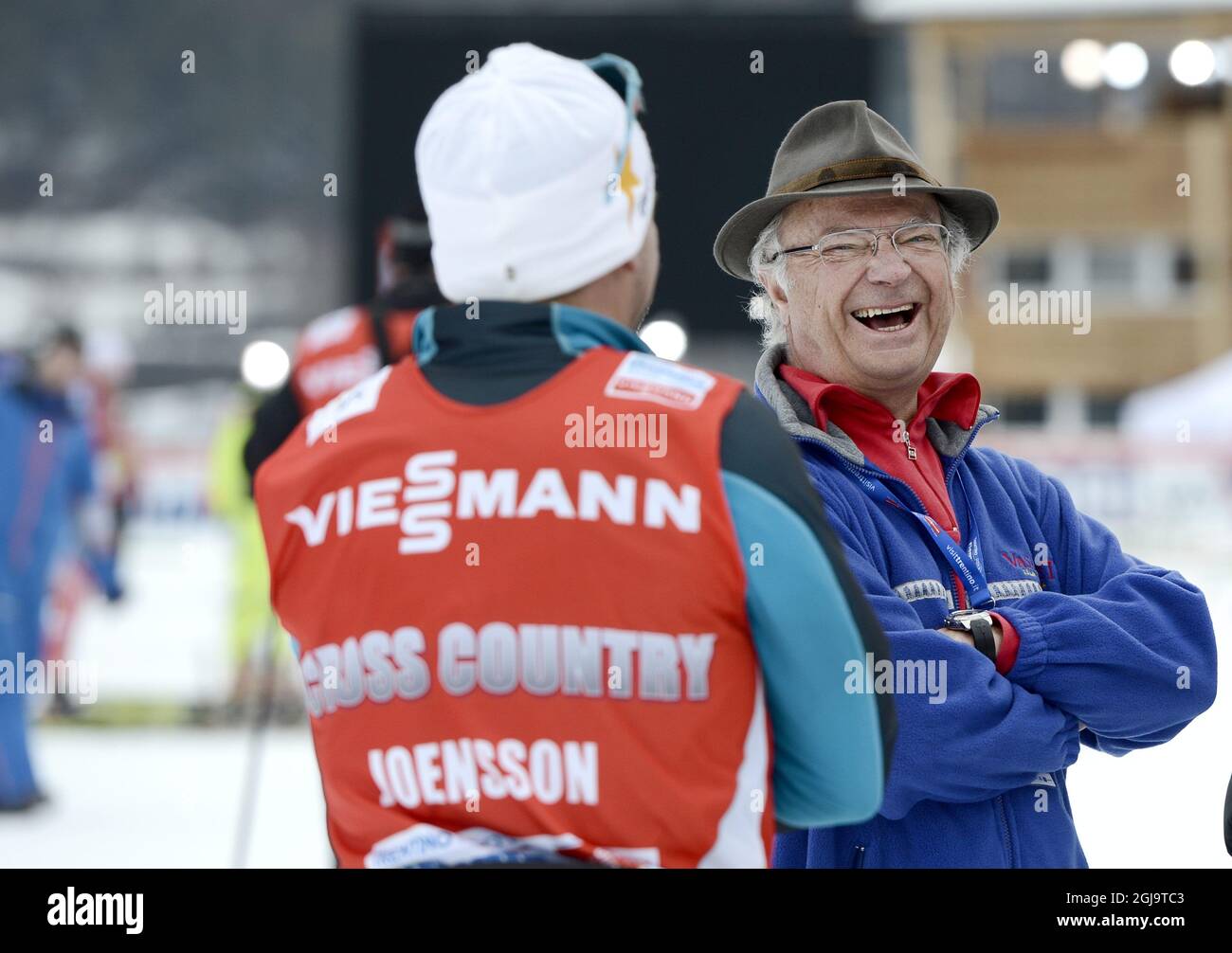 VAL DI FIEMME 20130227 Kung Carl Gustaf skrattar tillsammans med Emil  Jonsson vid sitt besok pa skidstadion under skid VM i Val di Fiemme,  Italien. Foto: Pontus Lundahl / SCANPIX / kod