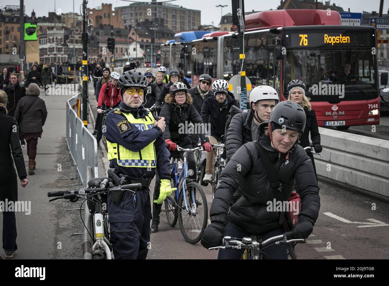 STOCKHOLM 2016-03-31 Police officers on bikes. Foto Hilda Arneback / DN /  TT / Kod 3000 bicycle, traffic, crime, police , uniform, street Stock Photo  - Alamy