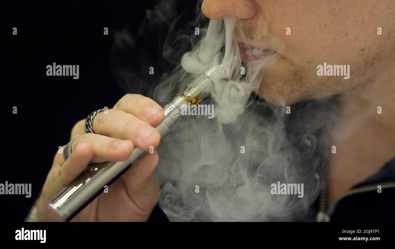 STOCKHOLM 20151028 Man smoking an E-cigarett., Electronic cigarettes Foto:  Maja Suslin / TT / Kod 10300 cigarett, smoking , smokers Stock Photo