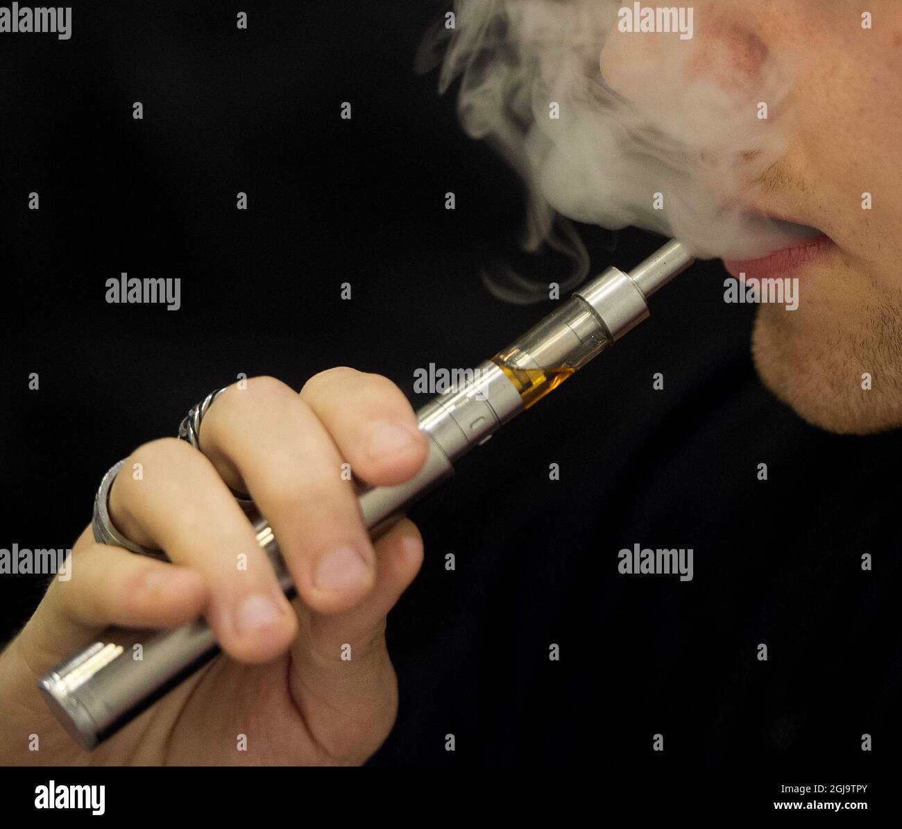 STOCKHOLM 20151028 Man smoking an E-cigarett., Electronic cigarettes Foto:  Maja Suslin / TT / Kod 10300 cigarett, smoking , smokers Stock Photo