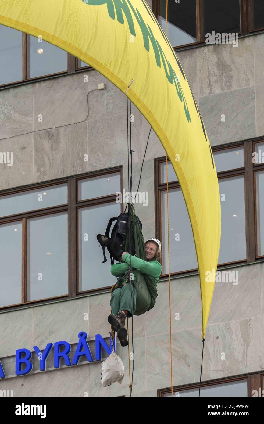 STOCKHOLM 2016-04-27 En grupp tyska aktivister protesterade mot Vattenfalls fÃƒÂ¶rsÃƒÂ¤ljning av kolgruvorna i Tyskland genom att hÃƒÂ¤nga ut en bandroll under Katarinahissen i Stockholm 27 april, 2016. Foto Leif Blom / TT-Bild code 50080  Stock Photo