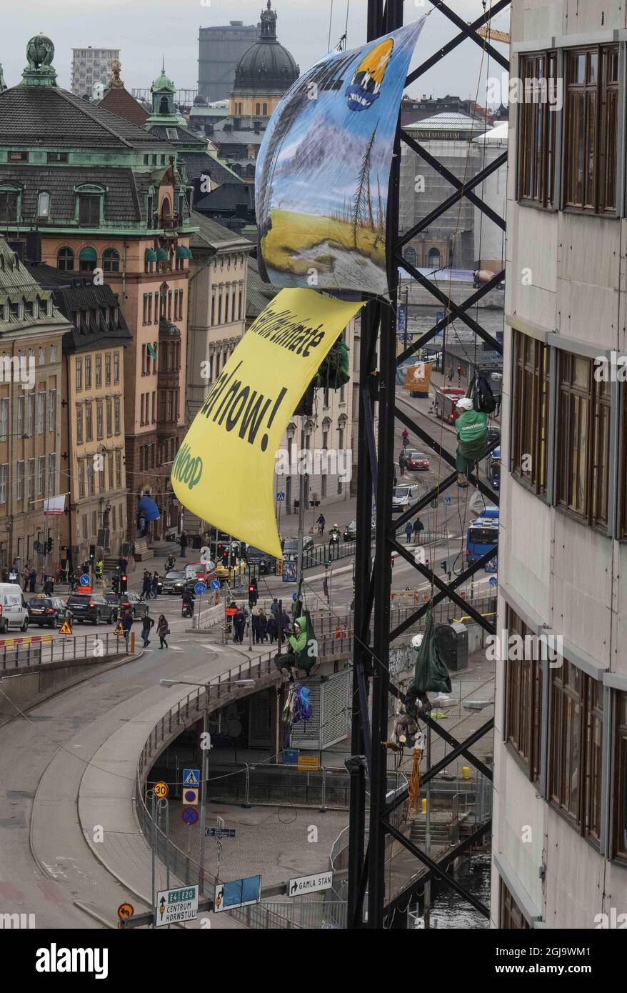 STOCKHOLM 2016-04-27 En grupp tyska aktivister protesterade mot Vattenfalls fÃƒÂ¶rsÃƒÂ¤ljning av kolgruvorna i Tyskland genom att hÃƒÂ¤nga ut en bandroll under Katarinahissen i Stockholm 27 april, 2016. Foto Leif Blom / TT-Bild code 50080  Stock Photo