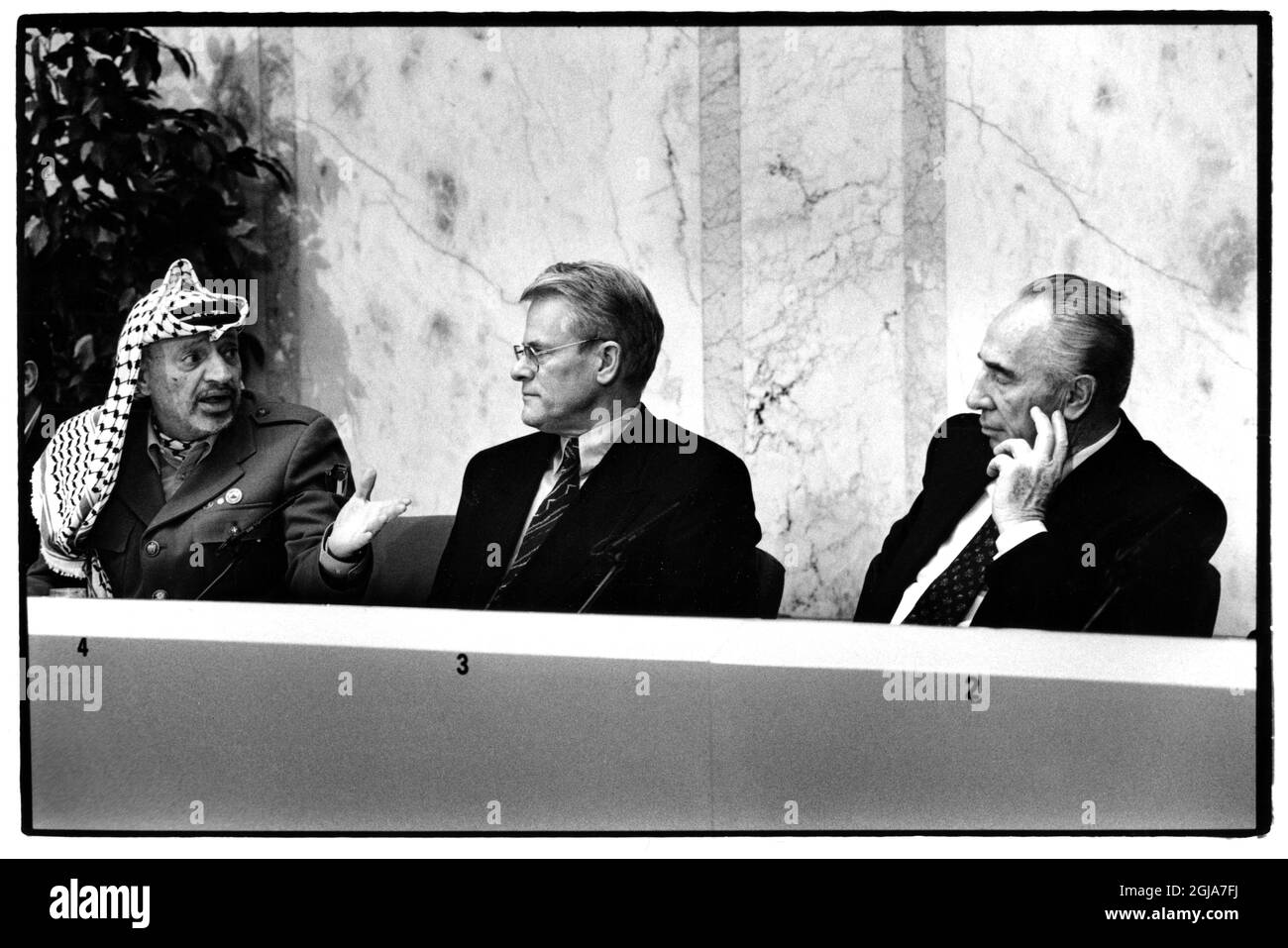 ARKIV 19941212 PLO:s ordforande Yassir Arafat och Israels utrikesminister Shimon Peres haller en gemensam presskonferens pa Rosenbad i Stockholm, december 1994. Dagarna efter att Arafat och Peres tagit emot Nobels Fredspris med Yitzhak Rabin i Oslo, Norge. Foto: Bo Dahlin / SCANPIX / Kod: 11176  Stock Photo