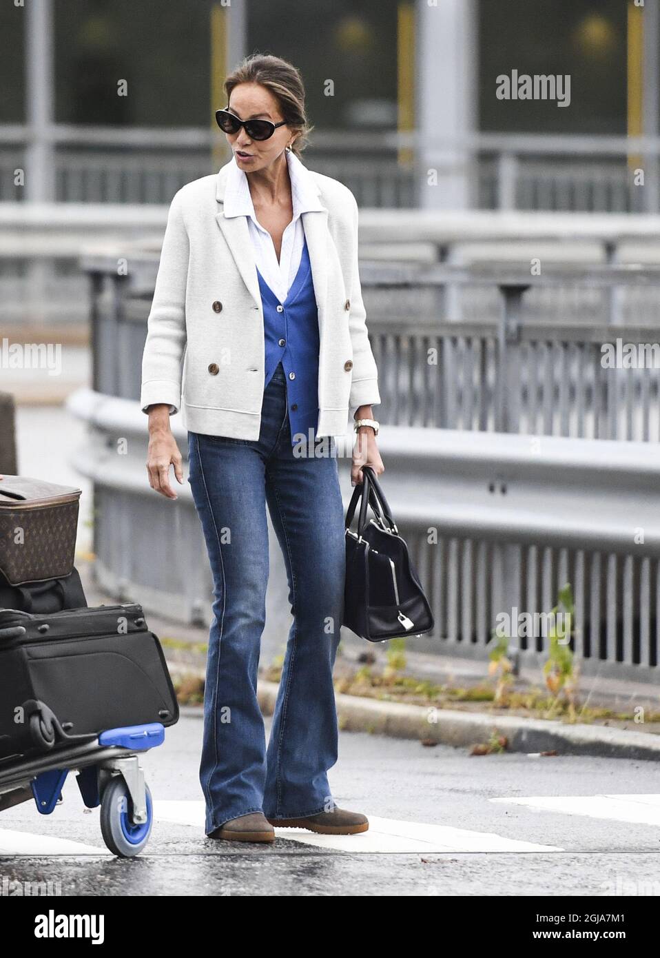 STOCKHOLM 20160929 Isabel Preysler, partner of nobel price winner author Mario Vargas Llosa arrives to Arlanda airport outside Sweden's capital, Stockholm. Foto: Pontus Lundahl / TT / kod 10050  Stock Photo