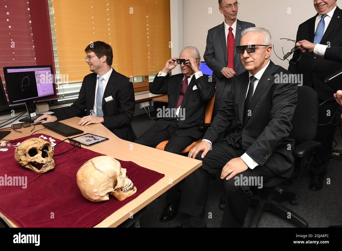 LEIPZIG 20161008 Sweden's King Carl Gustaf and Saxony's Minister President Stanislaw Tillich (right) visit Max Planck Institute for Evolutionary Anthropology in Leipzig on Saturday, Oct. 08, 2016, during the last day of the royal couples four-day state visit to Germany. Professor Svante Paabo (red tie) shows around on the premesis, with Dr Philipp Gunz (left). Photo Jonas Ekstromer / TT / code 10030  Stock Photo