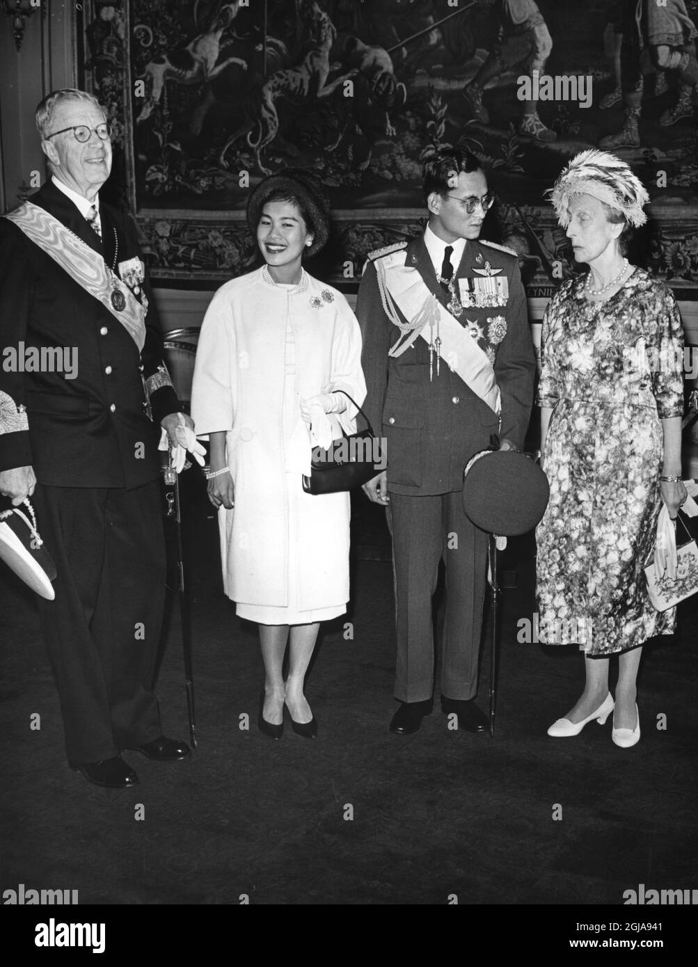ARKIV 1960 King Bhumiphol and Queen Sirikit of Thailand today arrived to the Swedish capital for an official visit as guests of the King and Queen of Sweden from left: KIng Gustav VI Adolf, Queen Sirikit, King Bhumibol and Queen Louise. Foto: SCANPIX SWEDEN Kod: 190  Stock Photo