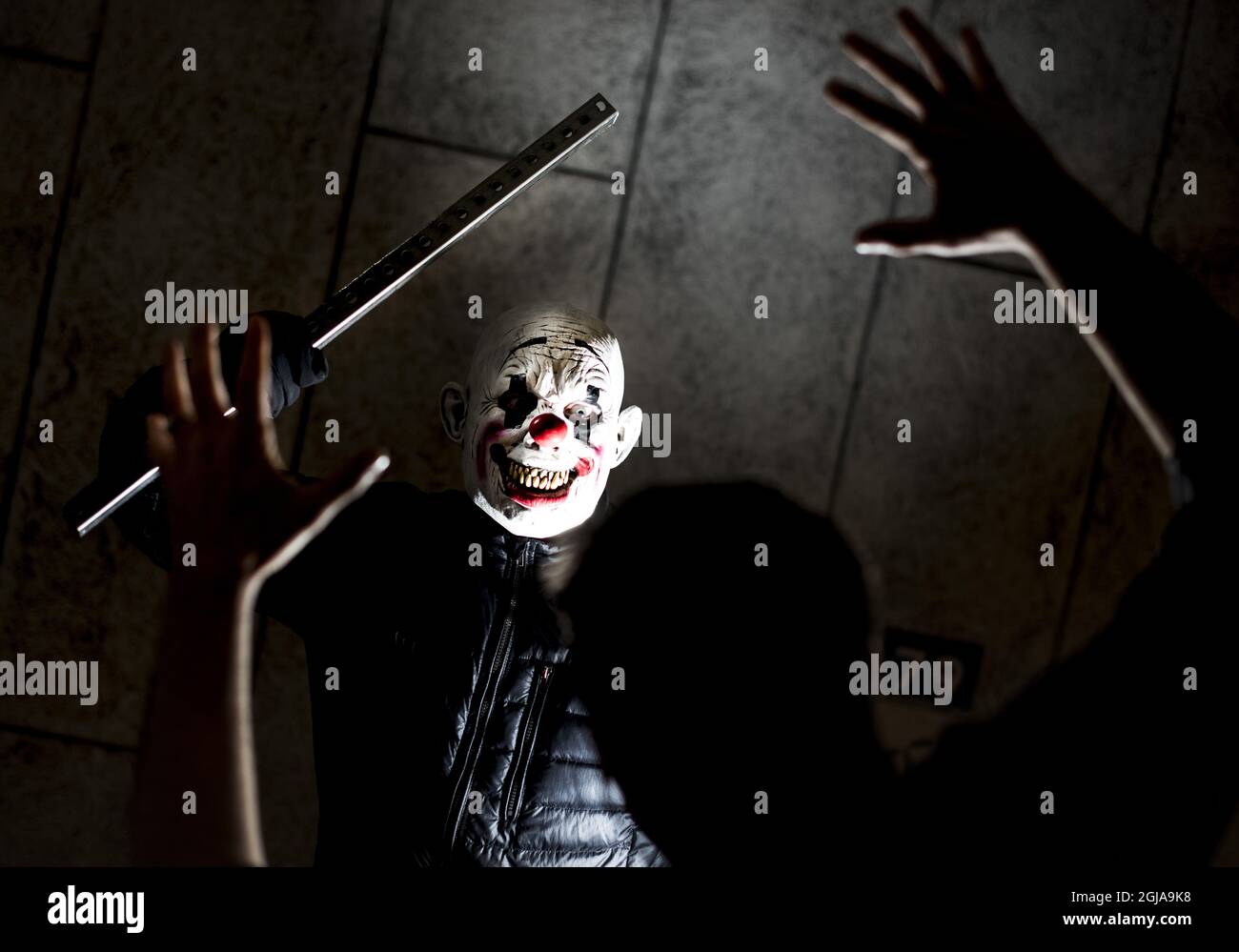 STOCKHOLM 20161019 Clown, scary, violent, mascerade, halloween, clown mask Foto: Pontus Lundahl / TT / kod 10050  Stock Photo