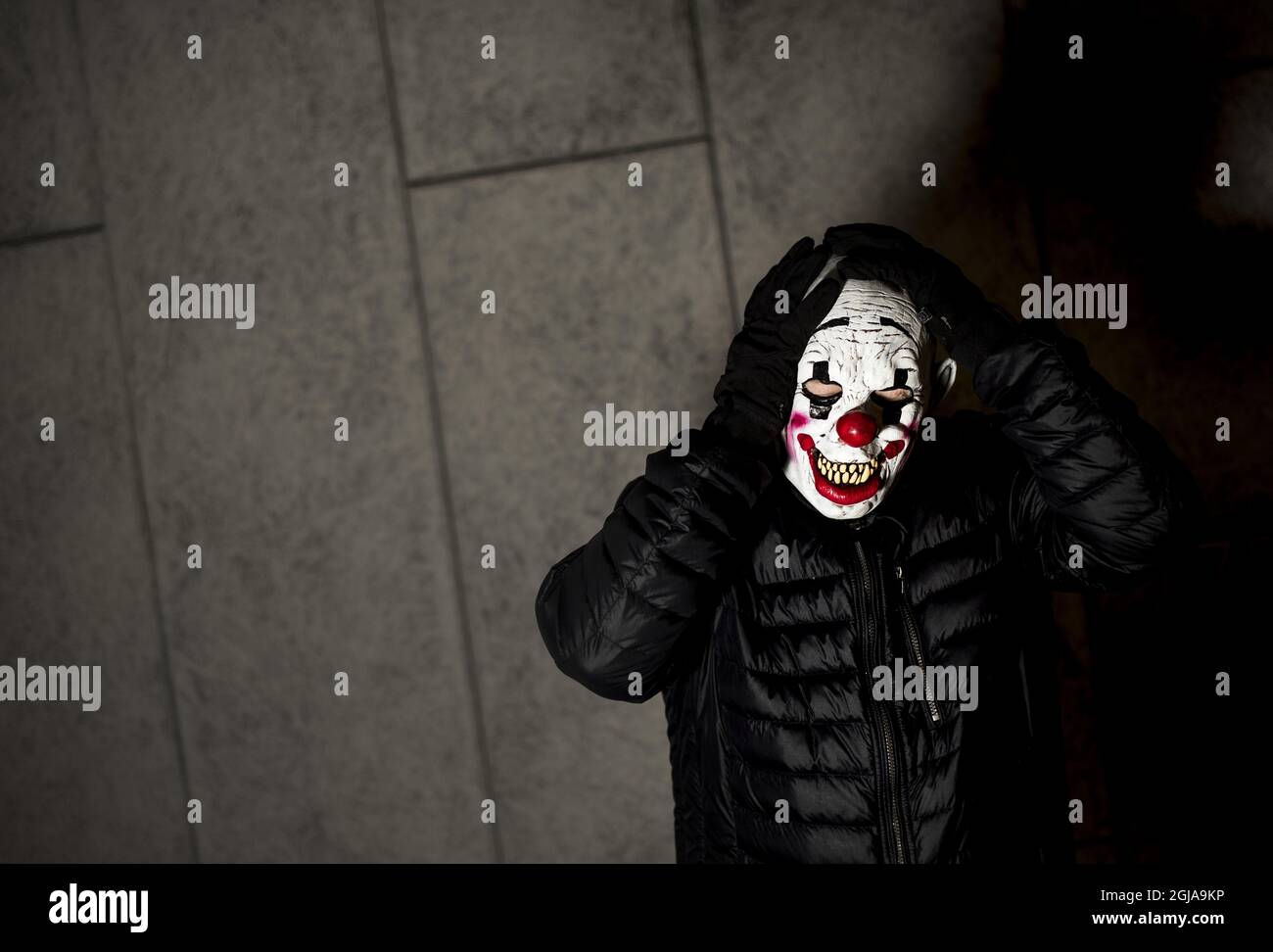 STOCKHOLM 20161019 Clown, scary, violent, mascerade, halloween, clown mask Foto: Pontus Lundahl / TT / kod 10050  Stock Photo