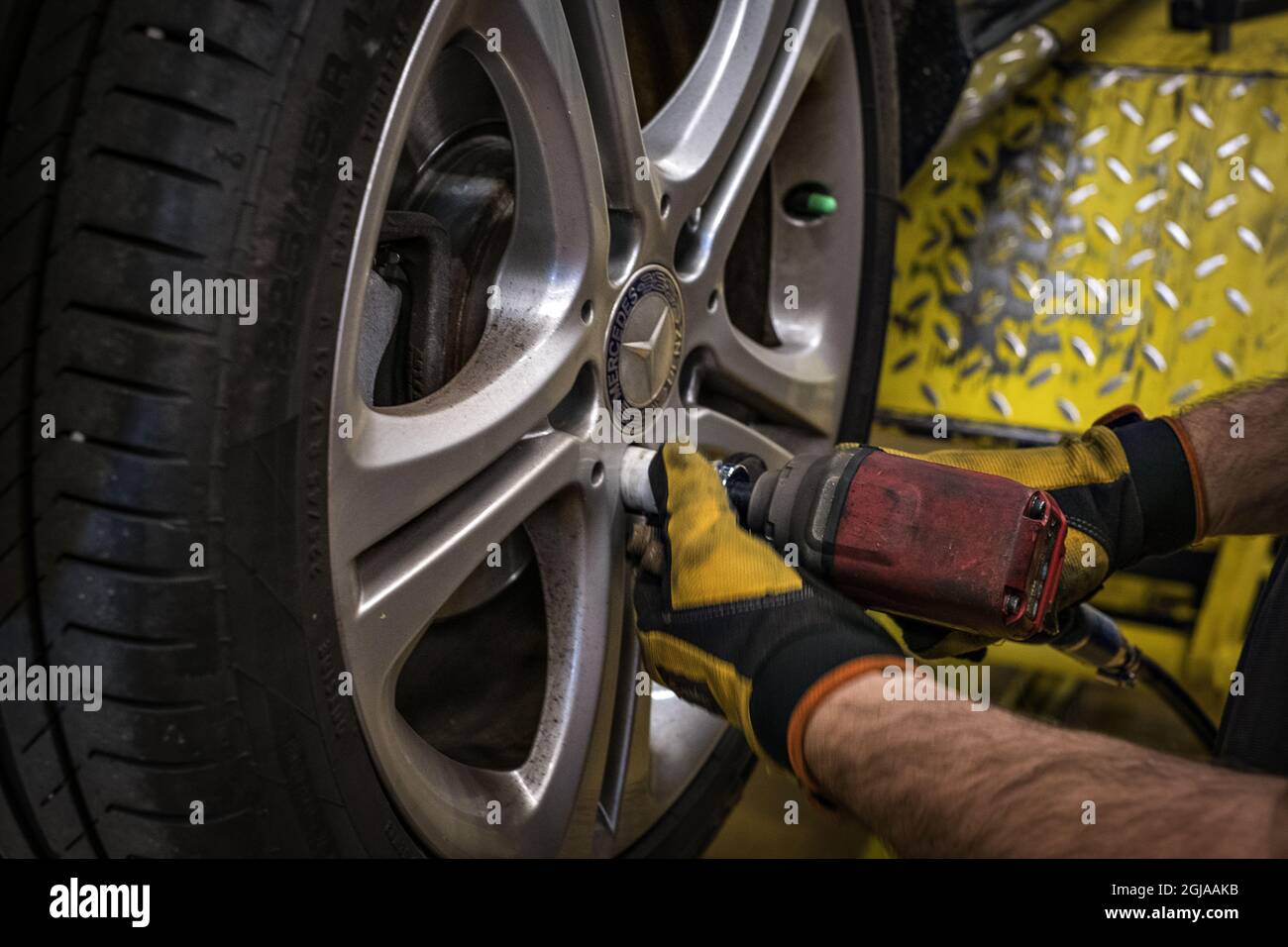 20161014 changing tires, changing wheels, bolts, hydraulic bolt