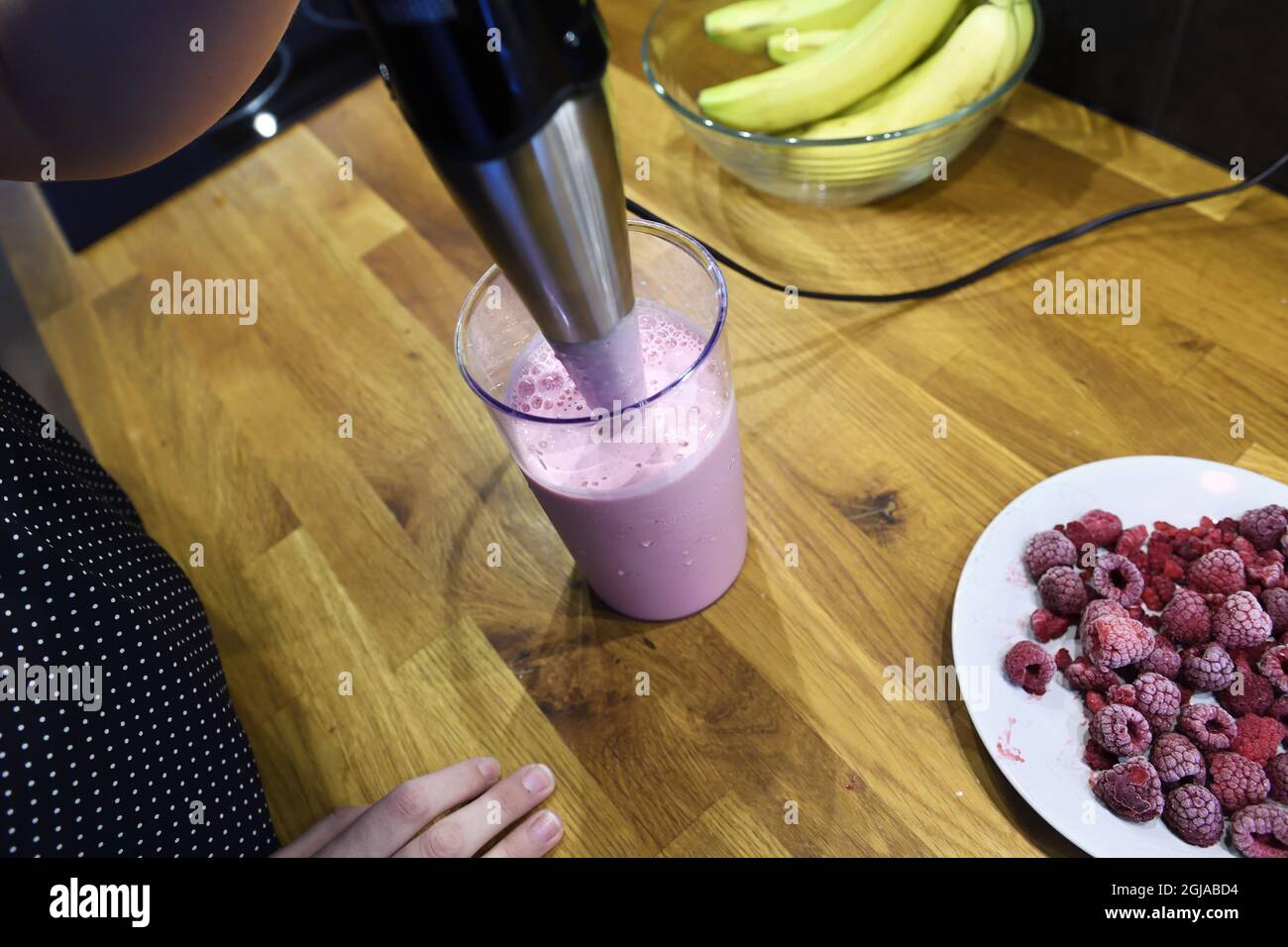 STOCKHOLM 20160929 Stick blender, glass, smoothie, frozen berries Foto