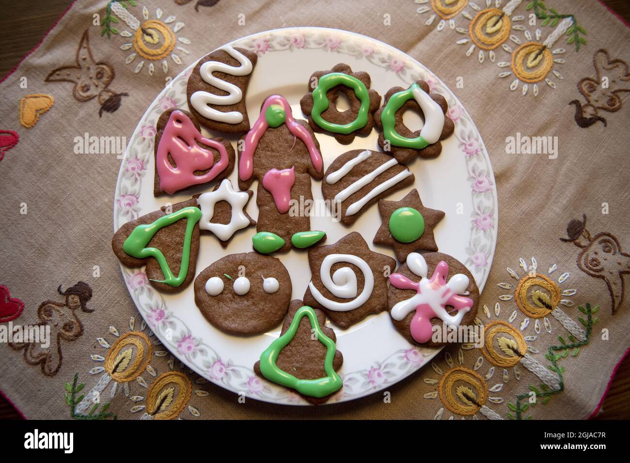 STOCKHOLM 20161120 baking of decorated Christmas ginger bread Foto: Maja Suslin / TT / Kod 60885 cakes, bisquits, cokies  Stock Photo