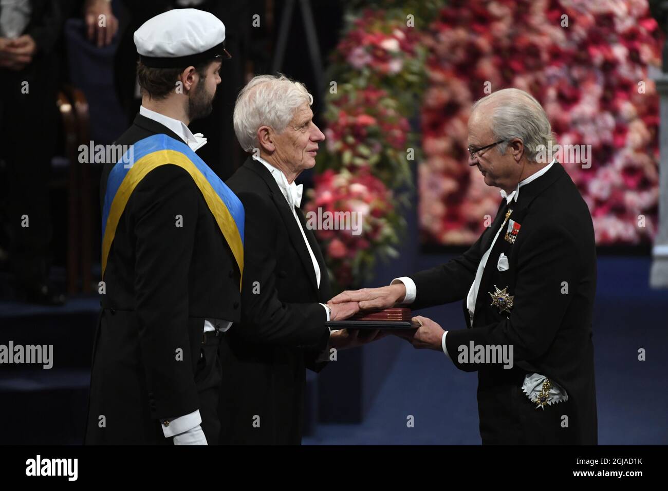 Нобелевская премия цели. Швеция Король Нобелевская премия. Стокгольм Король вручение Нобелевской. Нобелевская церемония 2008. Награждение Нобелевской премией.