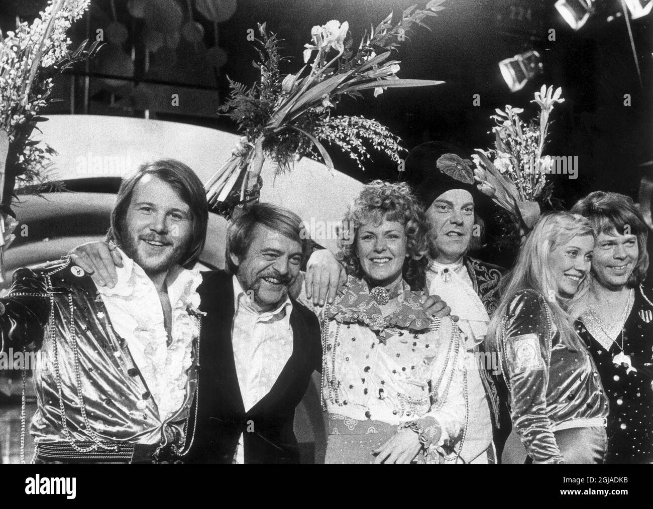(FILES) A 1974 file photo showing Stig "Stikkan" Andersson (2-L) with Swedish pop group "ABBA", Benny Andersson (L), Annifrid Lyngstad (C-L), conductor Sven-Olof Walldoff (C-R), Agnetha Faltskog (2-R) and Bjorn Ulvaeus after winning the Eurovision Song Contest in Brighton, England. Andersson, who produced the records Swedish pop group ABBA that topped the charts around the globe during the 1970's and 1980's, died of a heart attack 12 September, aged 66. Scanpix Code 20360 Stock Photo