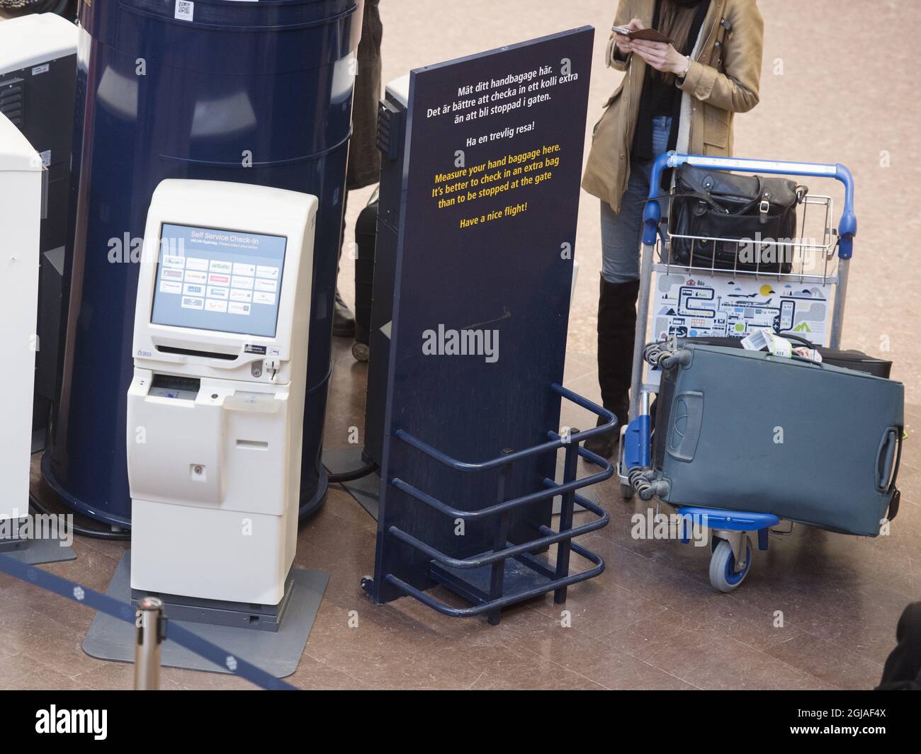 Self check in automat hi-res stock photography and images - Alamy