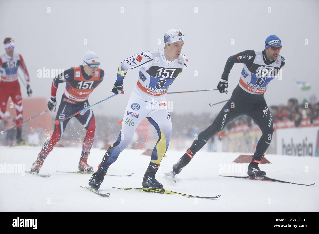 Sweden's Calle Halfvarsson (L) and Curdin Perl (R) of Switzerland during  men's relay 4x7,5 km competition at the FIS Cross Country skiing World Cup  event in Ulricehamn, Sweden, 22 January 2017. Photo:
