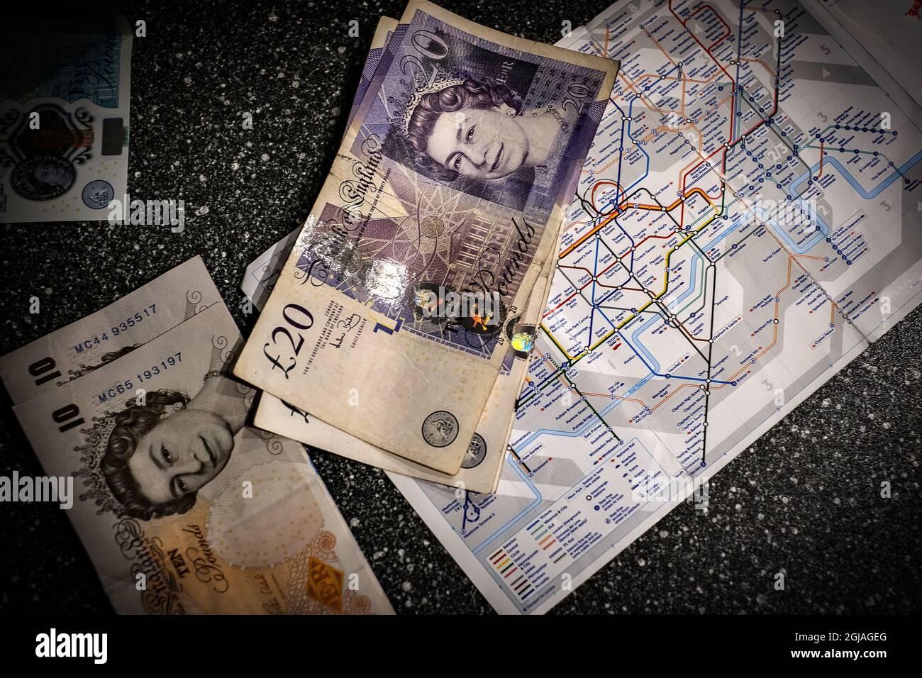 British Pound Notes And London Subway Underground Map Foto Hussein british-pound-notes-and-london-subway-underground-map-foto-hussein