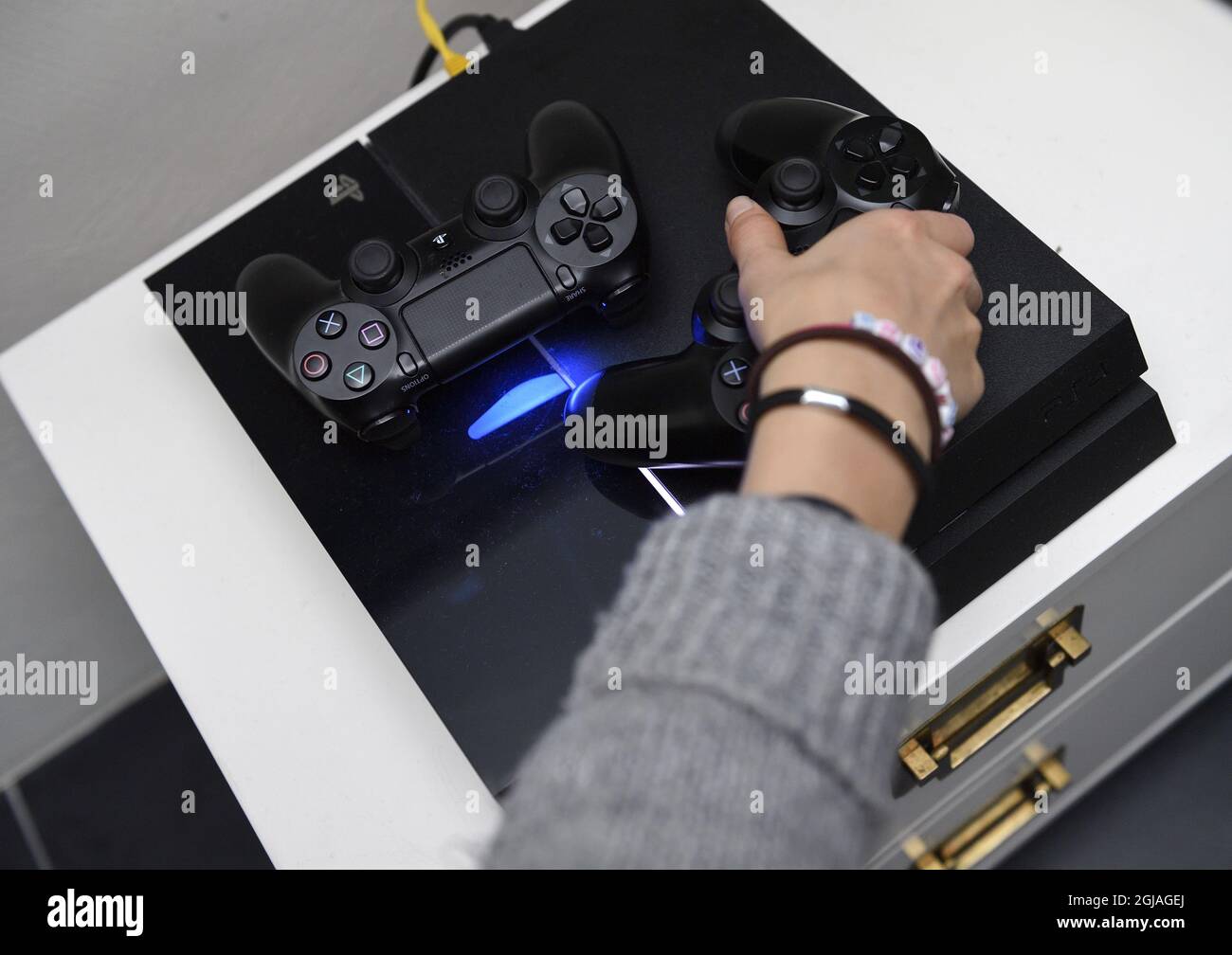 STOCKHOLM 20161017 Playstation 4, PS4, console Foto: Henrik Montgomery / TT  / kod 10060 Stock Photo - Alamy