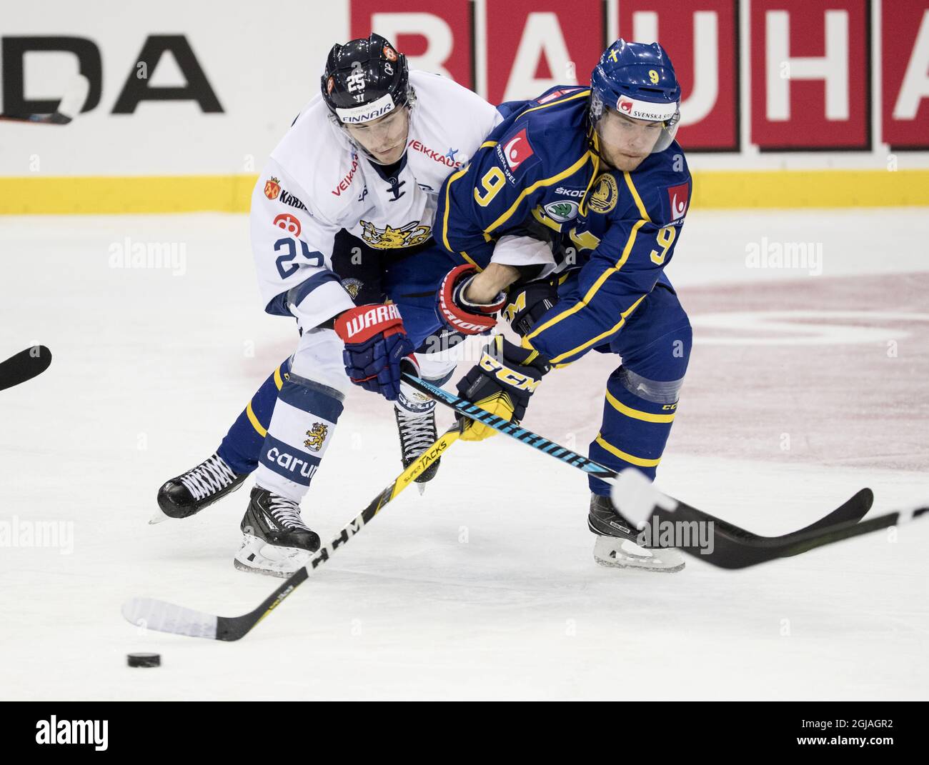 GOTEBORG 2017-02-12 Finland's Henrik Haapala (L) and Sweden's Calle RosÃ©n (R) during the Sweden Hockey Games match Sweden vs Finland at the Scandinavium Arena in Goteborg, Sweden, February 12, 2017. Photo: Bjorn Larsson Rosvall / TT / ** SWEDEN OUT ** Stock Photo