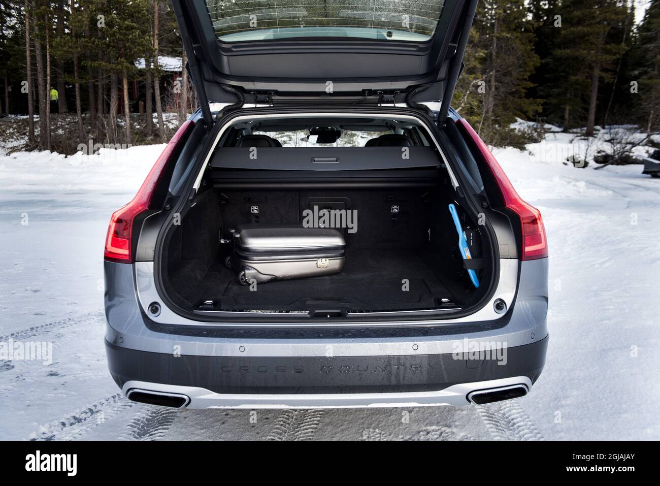 Volvo V90 D5 Cross Country road, traffic, cars, communication, transport,  trunk Foto: Pontus Lundahl / TT / kod 10050 Stock Photo - Alamy
