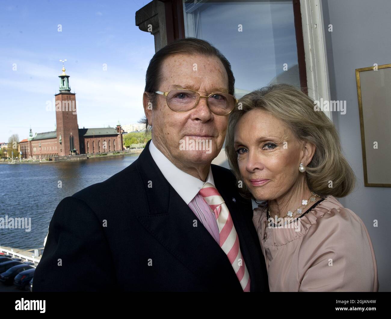 STOCKHOLM 20090507 Britsh actor and Goodwill Ambassador of UNICEF Sir Roger Moore promotes his biography 'My name is Moore - Roger Moore' in Stockholm. Here with his wife Christina Tholstrup. Foto Jonas Ekstromer / SCANPIX / kod 10030  Stock Photo